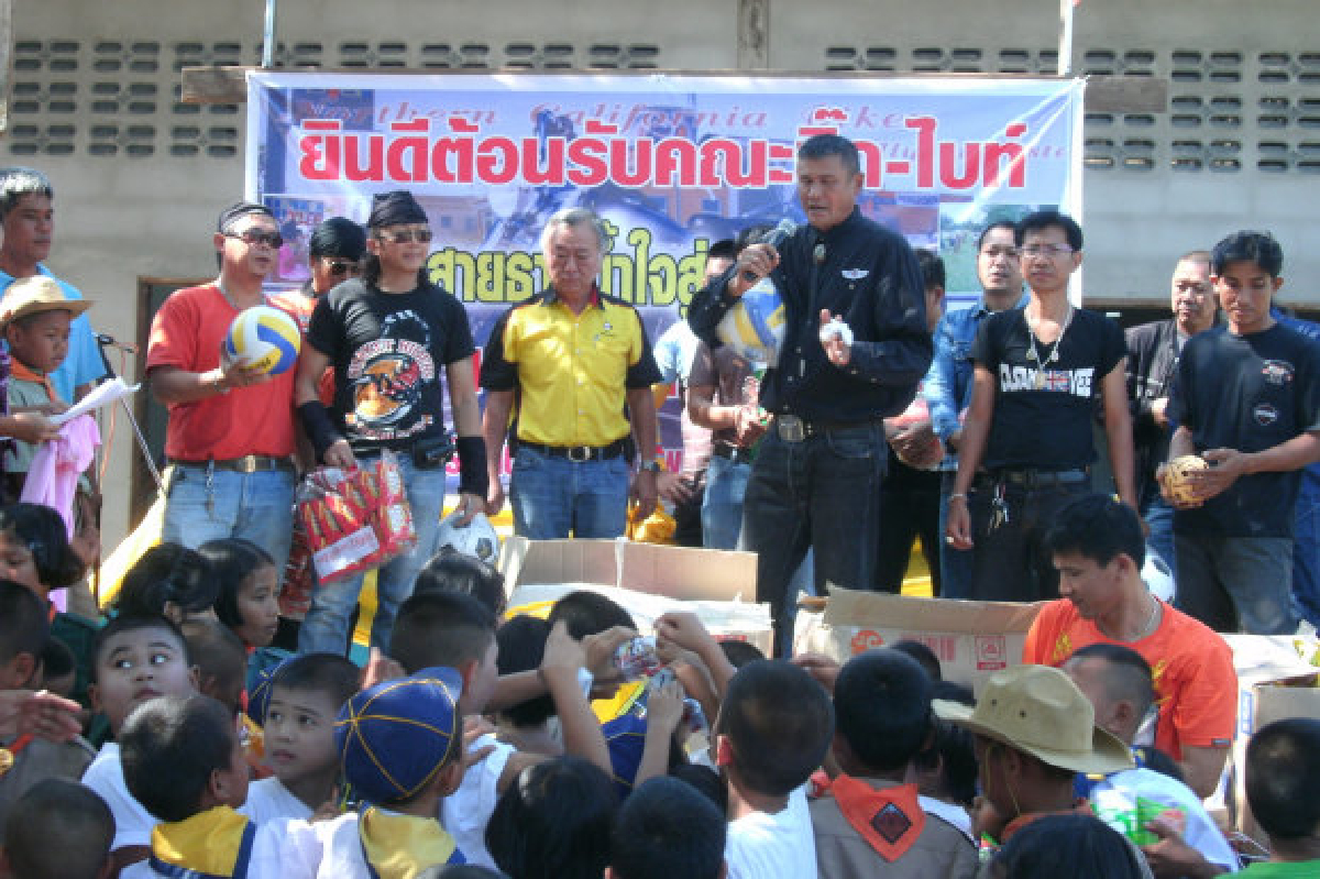 กลุ่มบิ๊กไบค์ศรีสะเกษแจกอุปกรณ์การศึกษา กลุ่มบิ๊กไบค์ศรีสะเกษแจกอุปกรณ์การศึกษา