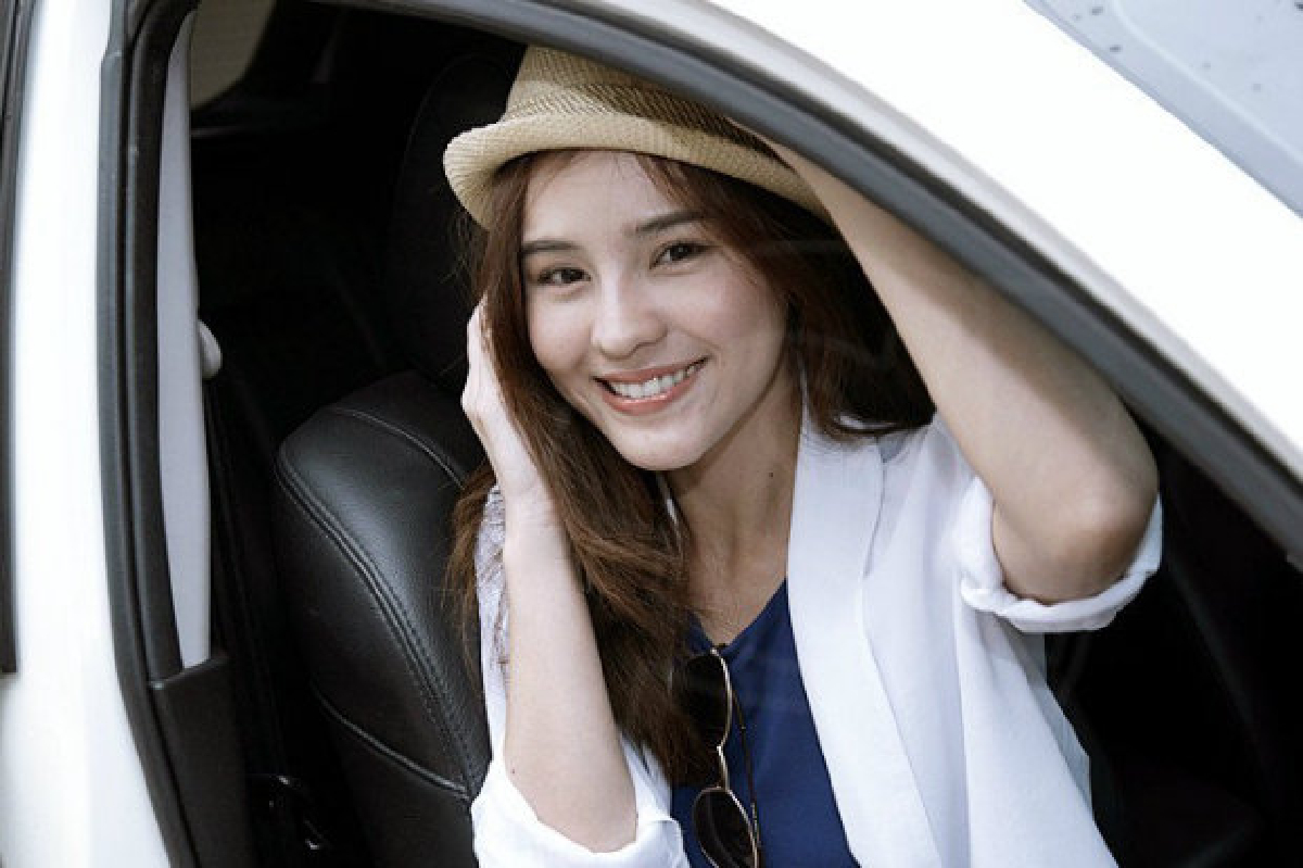 ตำรวจเชื่อพวกคลั่งดาราฉกรถ"ออม สุชาร์" ตำรวจเชื่อพวกคลั่งดาราฉกรถ"ออม สุชาร์"