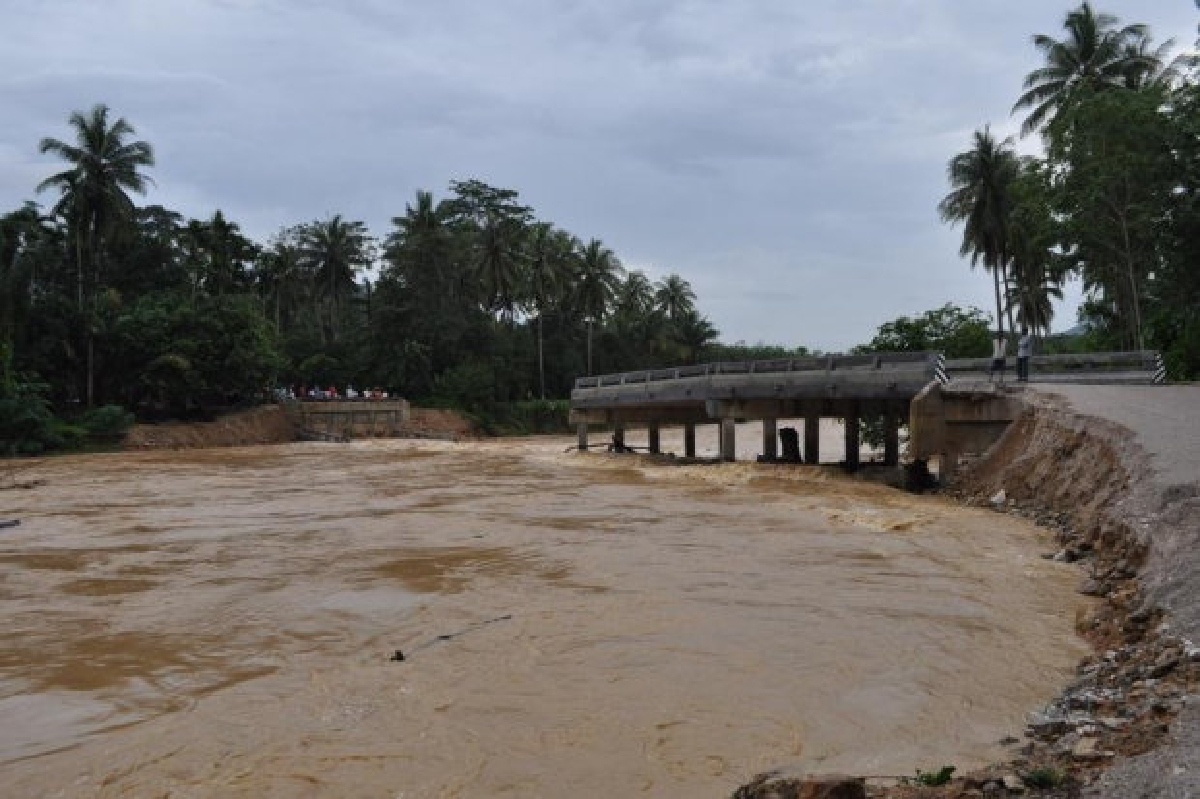 น้ำป่าซัดสะพานสร้างเสร็จ3วันขาด น้ำป่าซัดสะพานสร้างเสร็จ3วันขาด