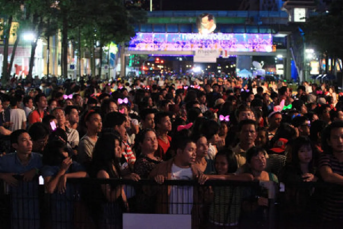 เคาท์ดาวน์2013เริ่มแล้วคนร่วมคึกคัก