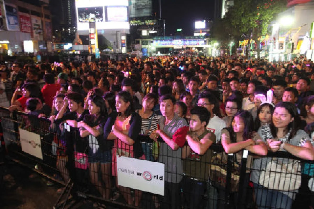 เคาท์ดาวน์2013เริ่มแล้วคนร่วมคึกคัก