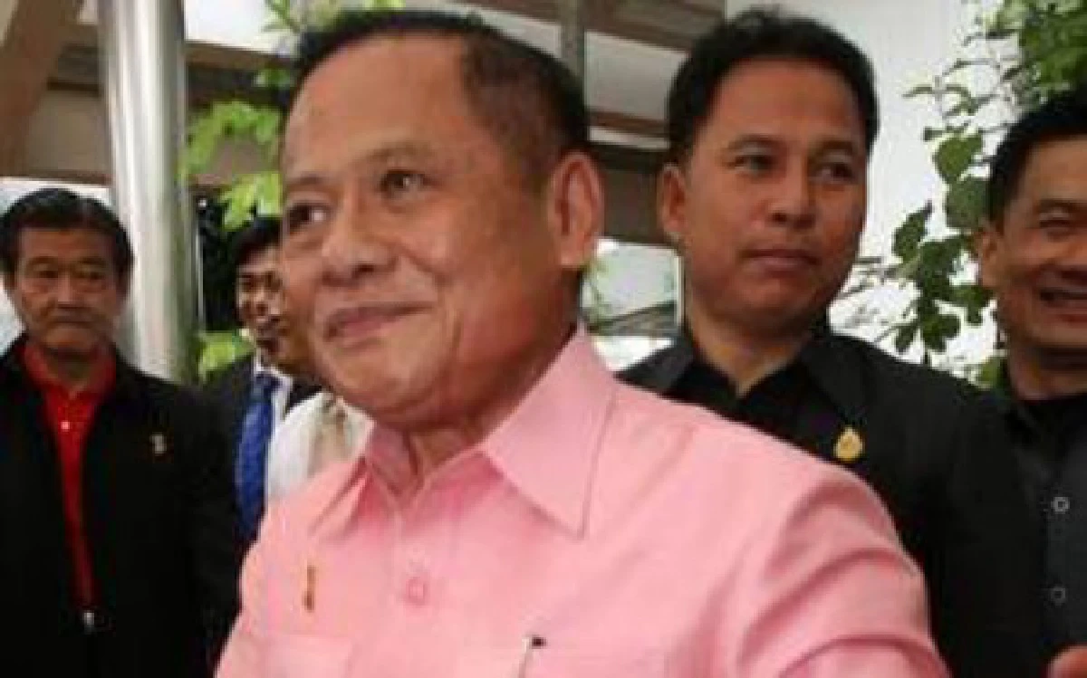 เติ้งเปิดบ้านปีใหม่นักการเมืองแห่อวยพร