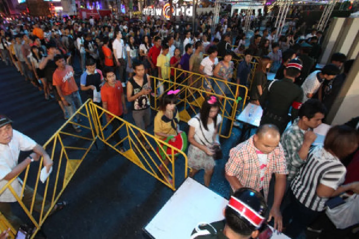 เคาท์ดาวน์2013เริ่มแล้วคนร่วมคึกคัก