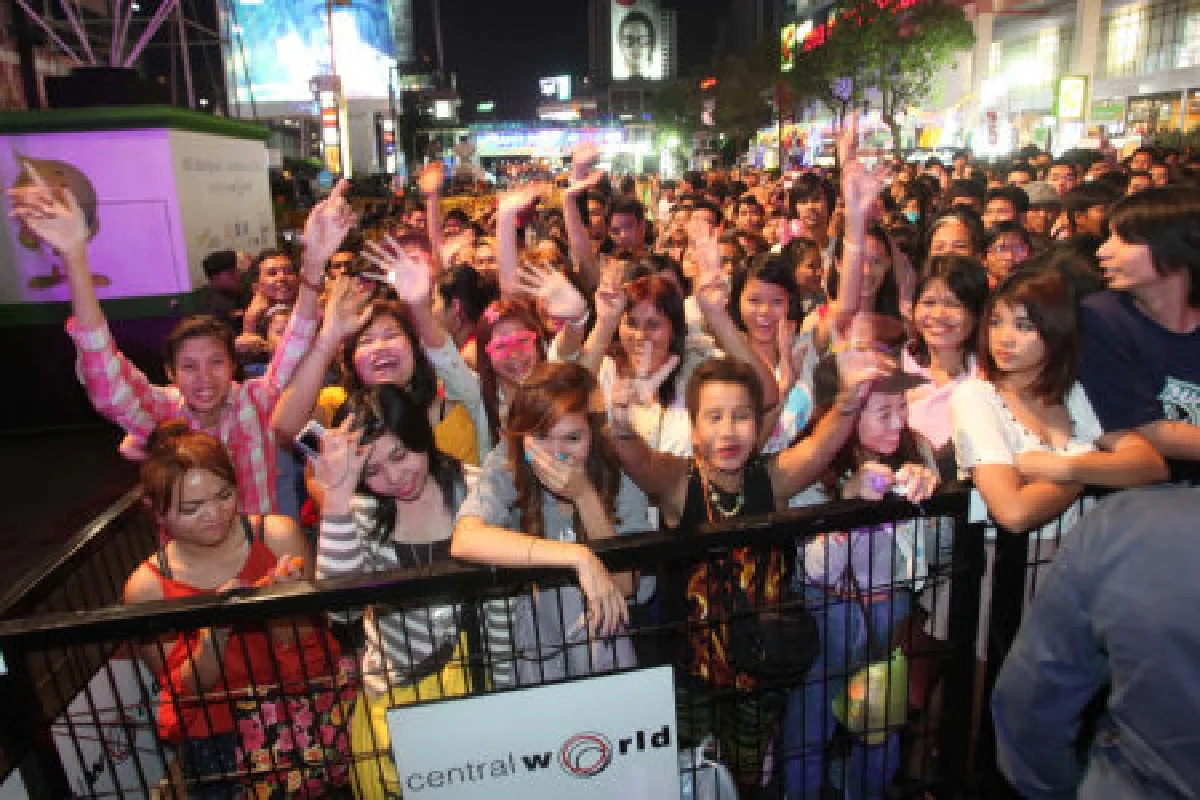 เคาท์ดาวน์2013เริ่มแล้วคนร่วมคึกคัก