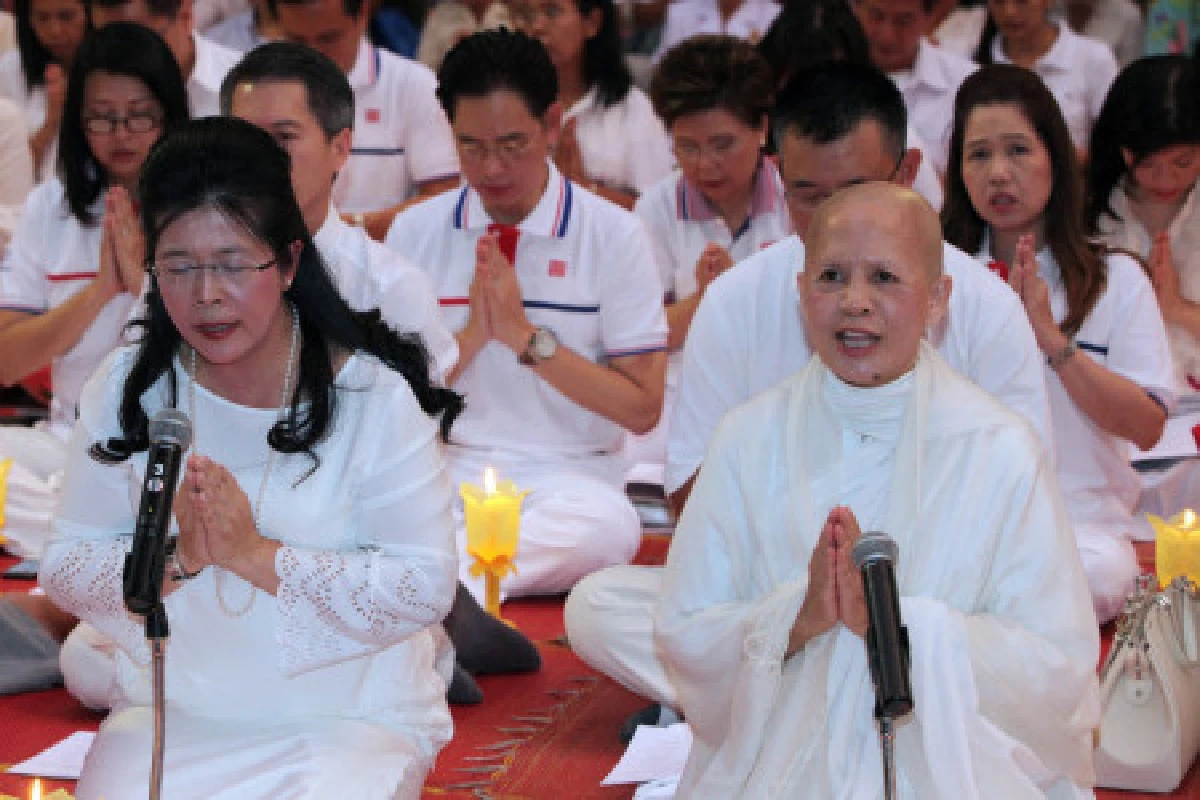 พสกนิกรร่วมสวดมนต์ถวายในหลวง-พระราชินี