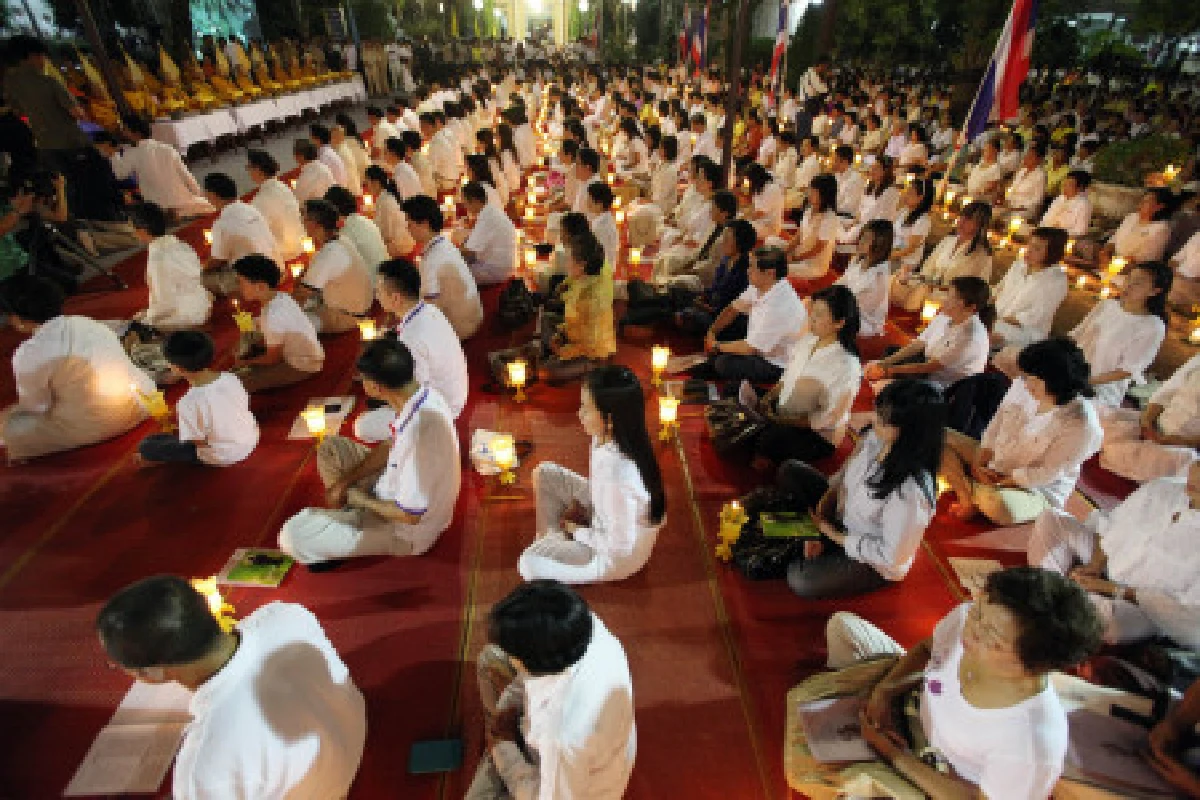 พสกนิกรร่วมสวดมนต์ถวายในหลวง-พระราชินี