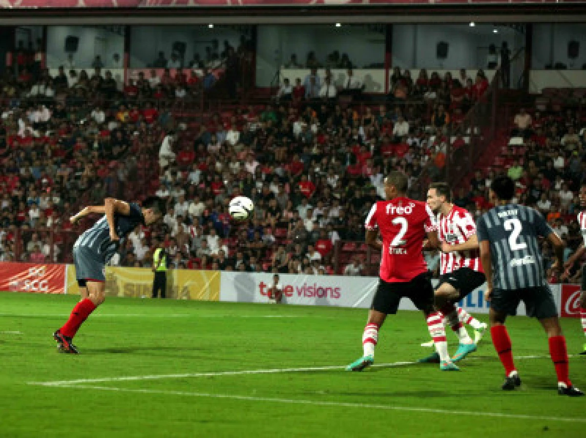 พีเอสวีแกร่งบุกต้อนเมืองทองฯ2-0