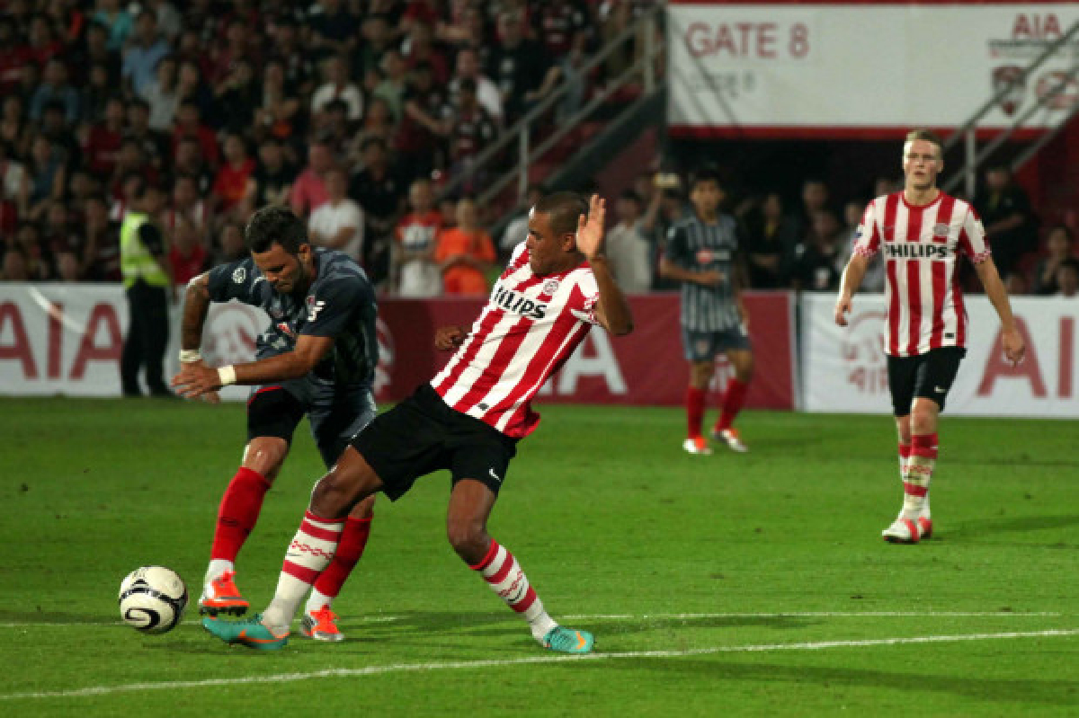 พีเอสวีแกร่งบุกต้อนเมืองทองฯ2-0 พีเอสวีแกร่งบุกต้อนเมืองทองฯ2-0