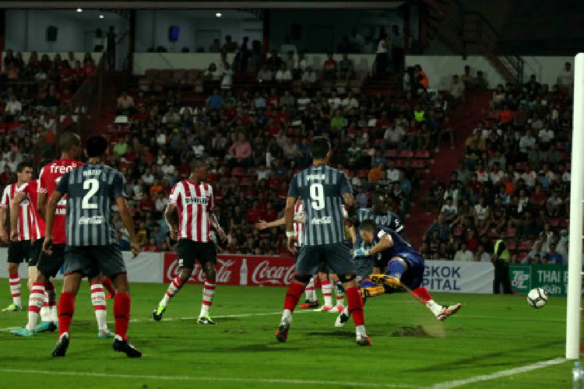 พีเอสวีแกร่งบุกต้อนเมืองทองฯ2-0