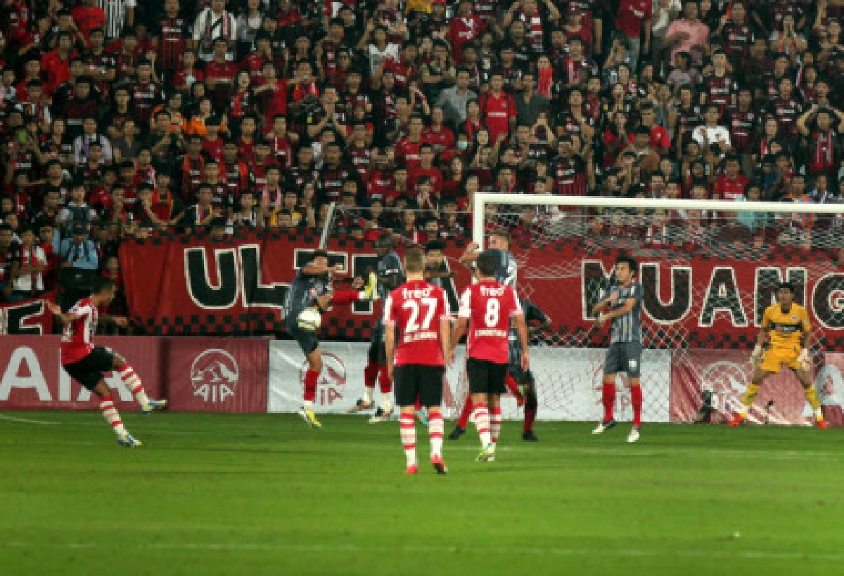 พีเอสวีแกร่งบุกต้อนเมืองทองฯ2-0