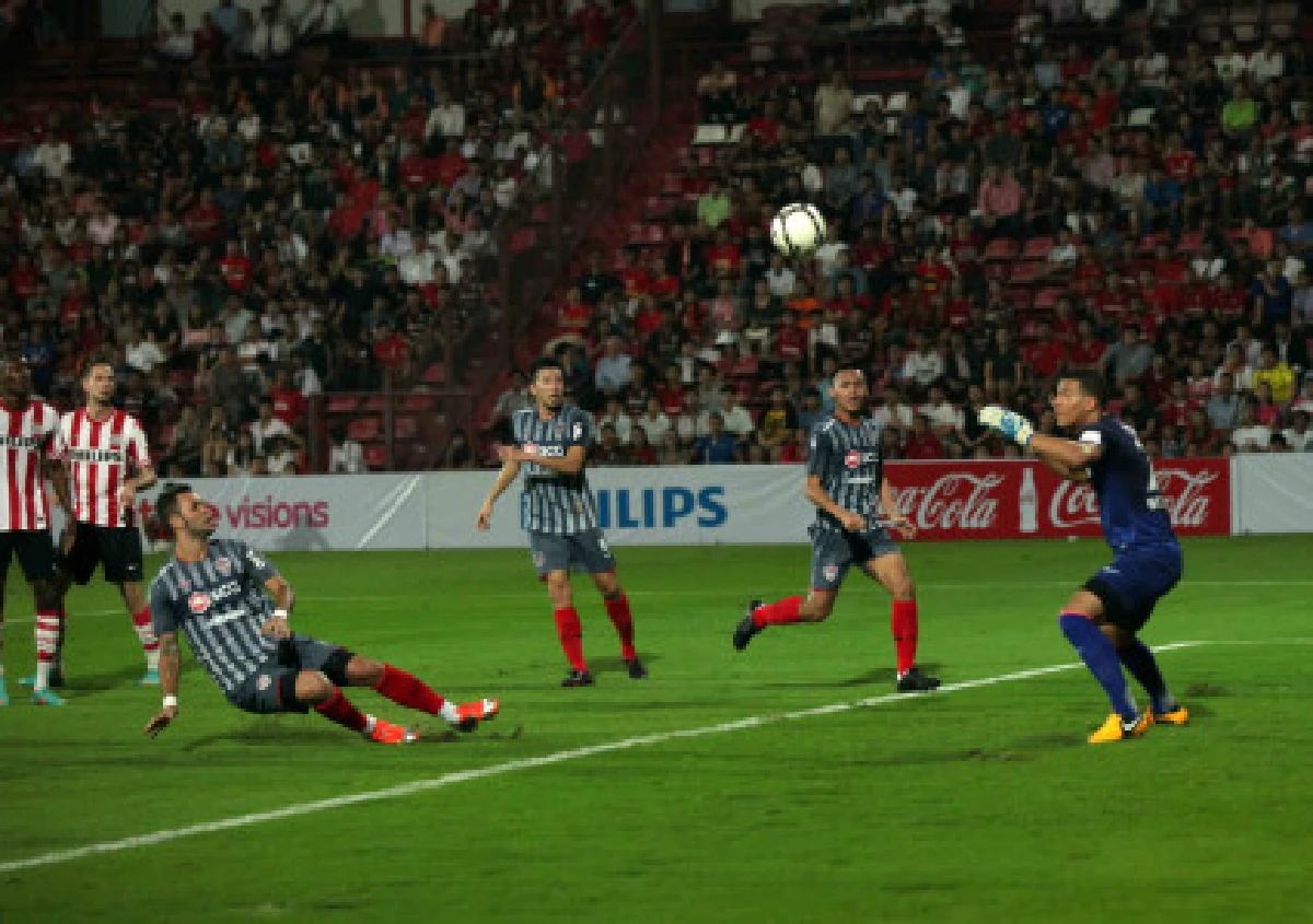 พีเอสวีแกร่งบุกต้อนเมืองทองฯ2-0