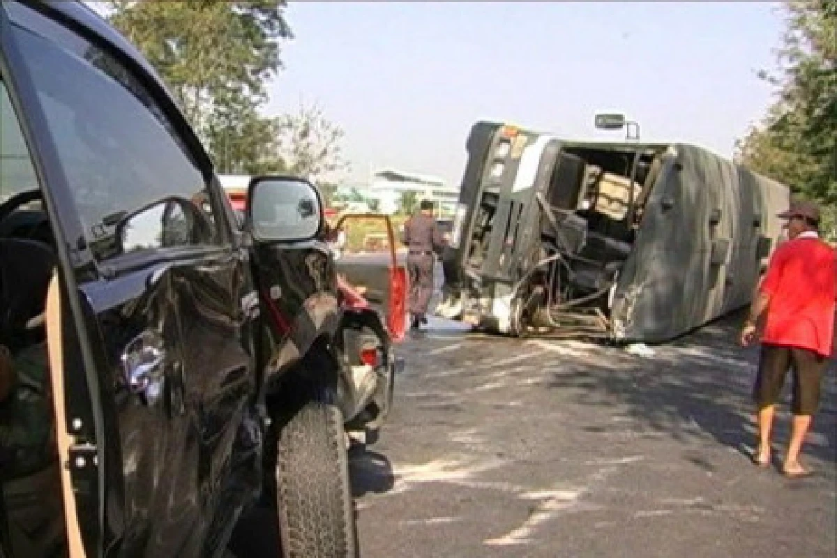 บัสทหารพลิกคว่ำอยุธยาเจ็บ30ราย