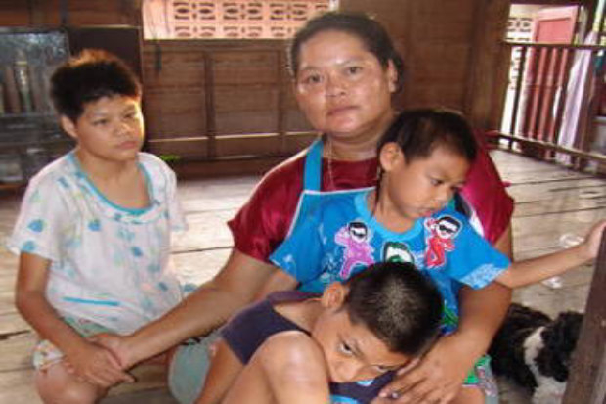 ทึ่ง!แม่เลี้ยงลูกพิการ3คนนาน20ปี ทึ่ง!แม่เลี้ยงลูกพิการ3คนนาน20ปี