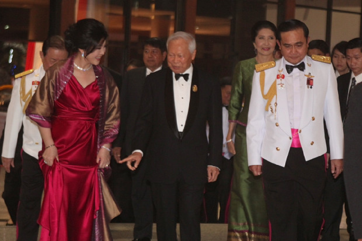 พล.อ.เปรม-ยิ่งลักษณ์ร่วมงานวันกองทัพบก พล.อ.เปรม-ยิ่งลักษณ์ร่วมงานวันกองทัพบก