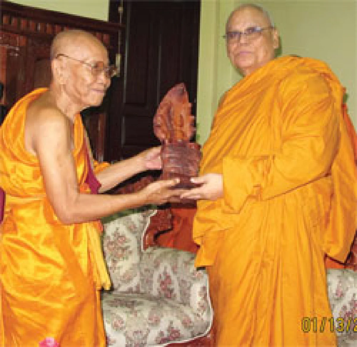 พม่าถวายอัครมหาบัณฑิตแด่สมเด็จพระพุทธชินวงศ์ (สมศักดิ์)