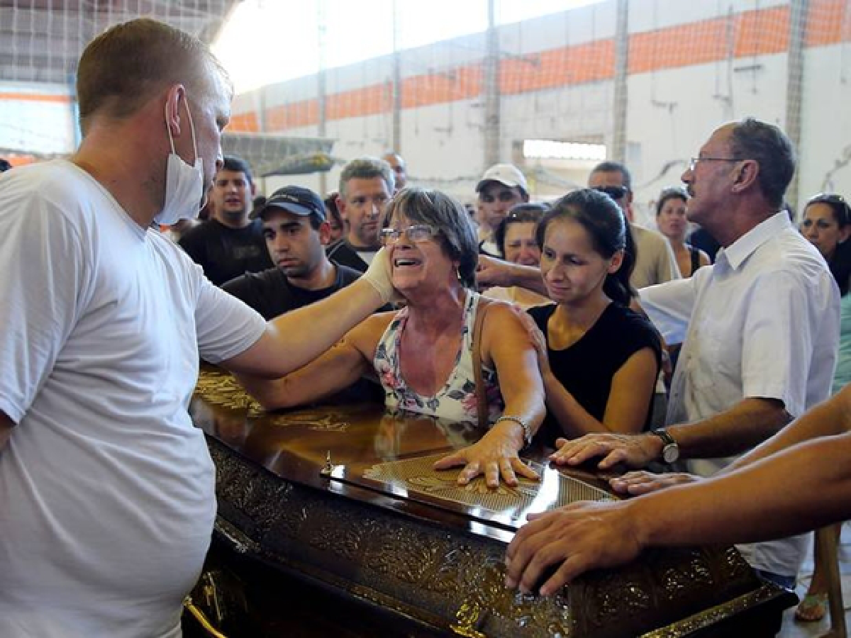 Fire at packed nightclub kills 233 in Brazil: police