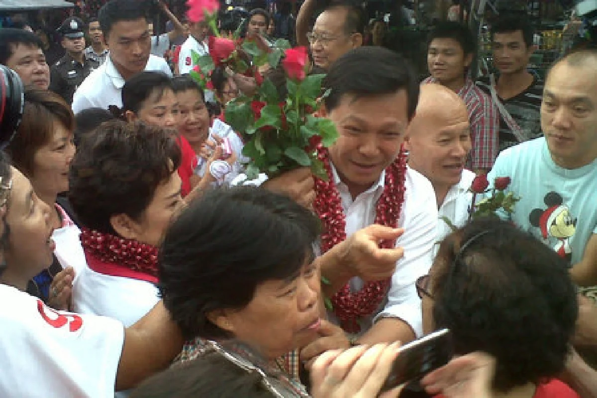 พงศพัศหาเสียงโชว์หั่นหมู-ฟังวณิพกเป่าขลุ่ย