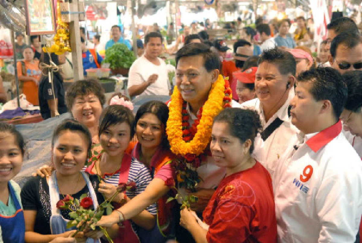 พงศพัศโชว์กวาดขยะคลองเตย