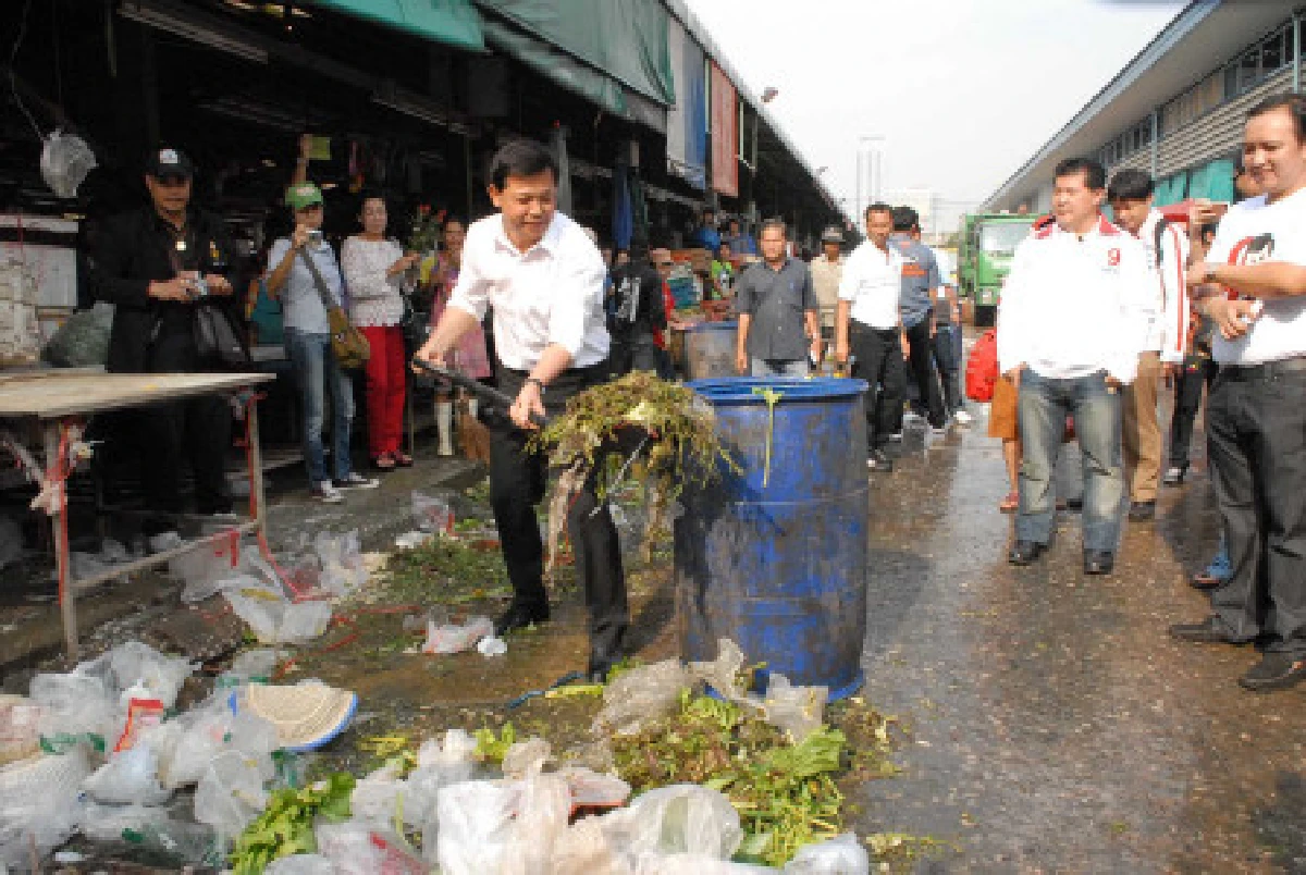 พงศพัศโชว์กวาดขยะคลองเตย