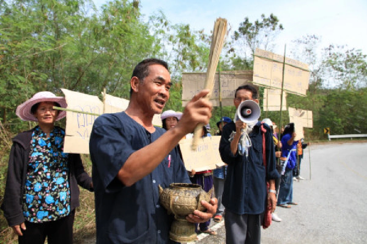 ชาวสะเอียบพรมน้ำมนต์ไล่ปลอดประสพ