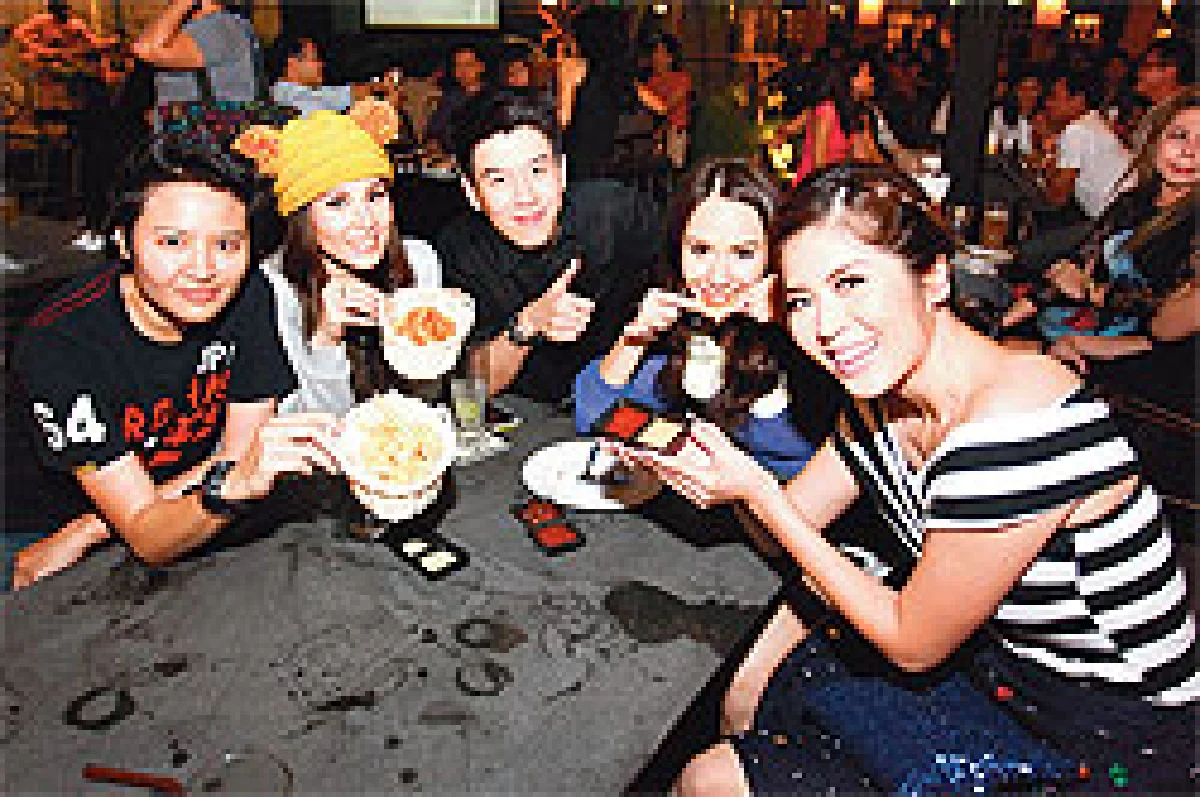 หนุ่มสาวสังคมฉลองเปิด ‘นิช เบียร์วิลล์’