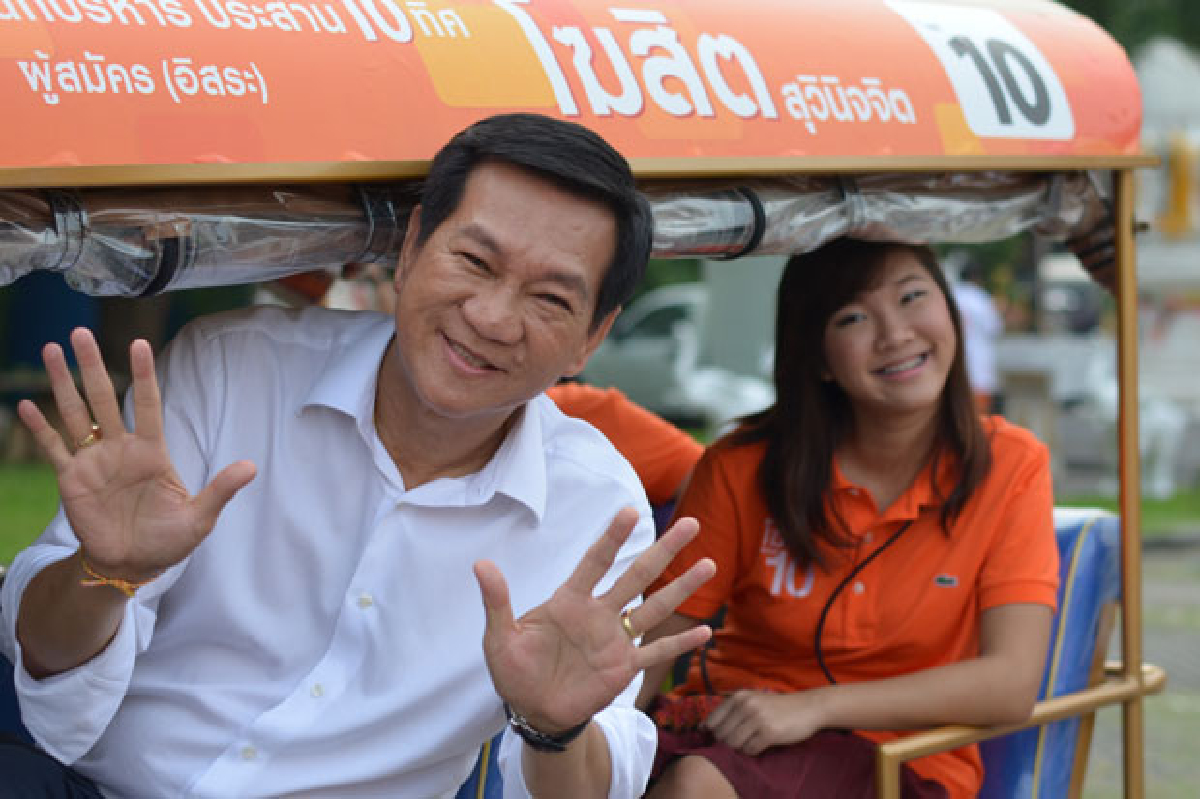 โฆสิตใช้ตุ๊กตุ๊กหาเสียงตลาดบองมาเช่ โฆสิตใช้ตุ๊กตุ๊กหาเสียงตลาดบองมาเช่