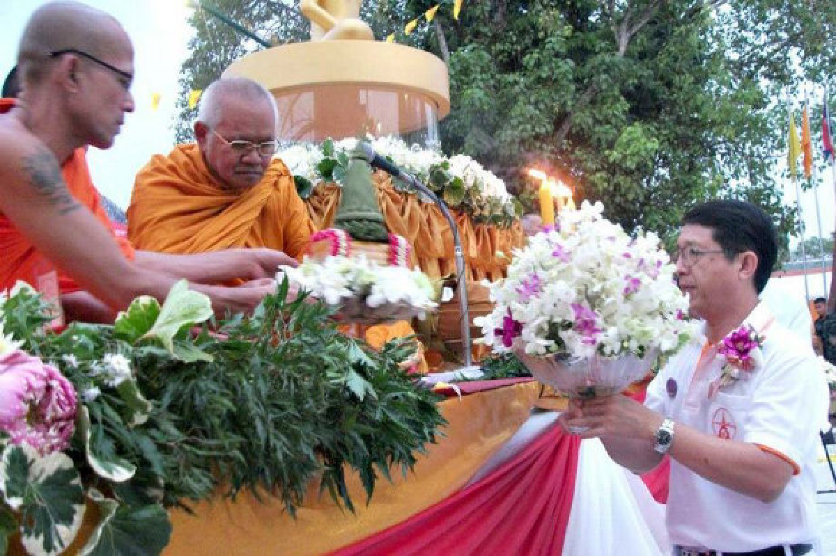 นครศรีจัดทำบุญตักบาตรแห่ผ้าขึ้นธาตุ นครศรีจัดทำบุญตักบาตรแห่ผ้าขึ้นธาตุ