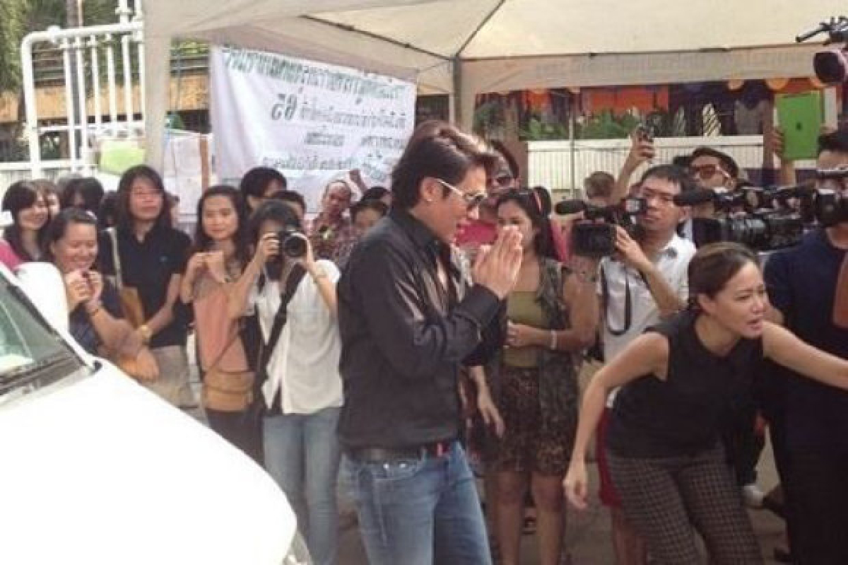 ศิลปินพาเหรดใช้สิทธิเลือกผู้ว่าฯคึกคัก ศิลปินพาเหรดใช้สิทธิเลือกผู้ว่าฯคึกคัก