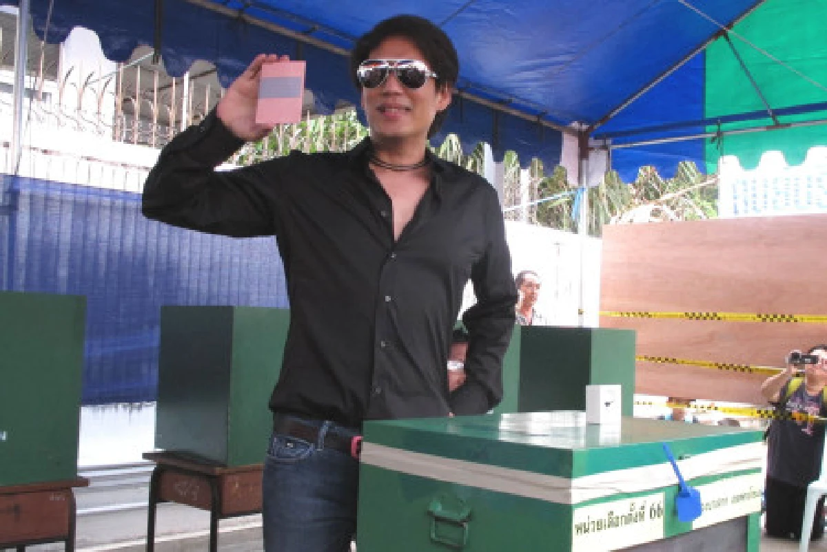 ศิลปินพาเหรดใช้สิทธิเลือกผู้ว่าฯคึกคัก