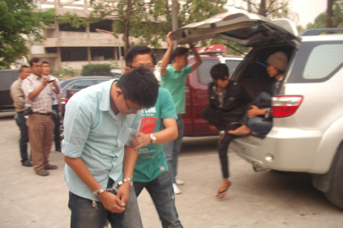 จับตำรวจปลอมขนแรงงานเถื่อน จับตำรวจปลอมขนแรงงานเถื่อน