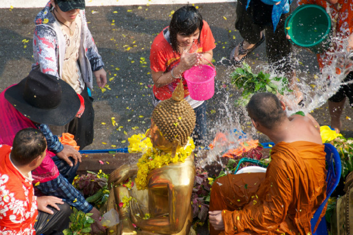 ศรีสะเกษจัดสงกรานต์ยิ่งใหญ่ ศรีสะเกษจัดสงกรานต์ยิ่งใหญ่