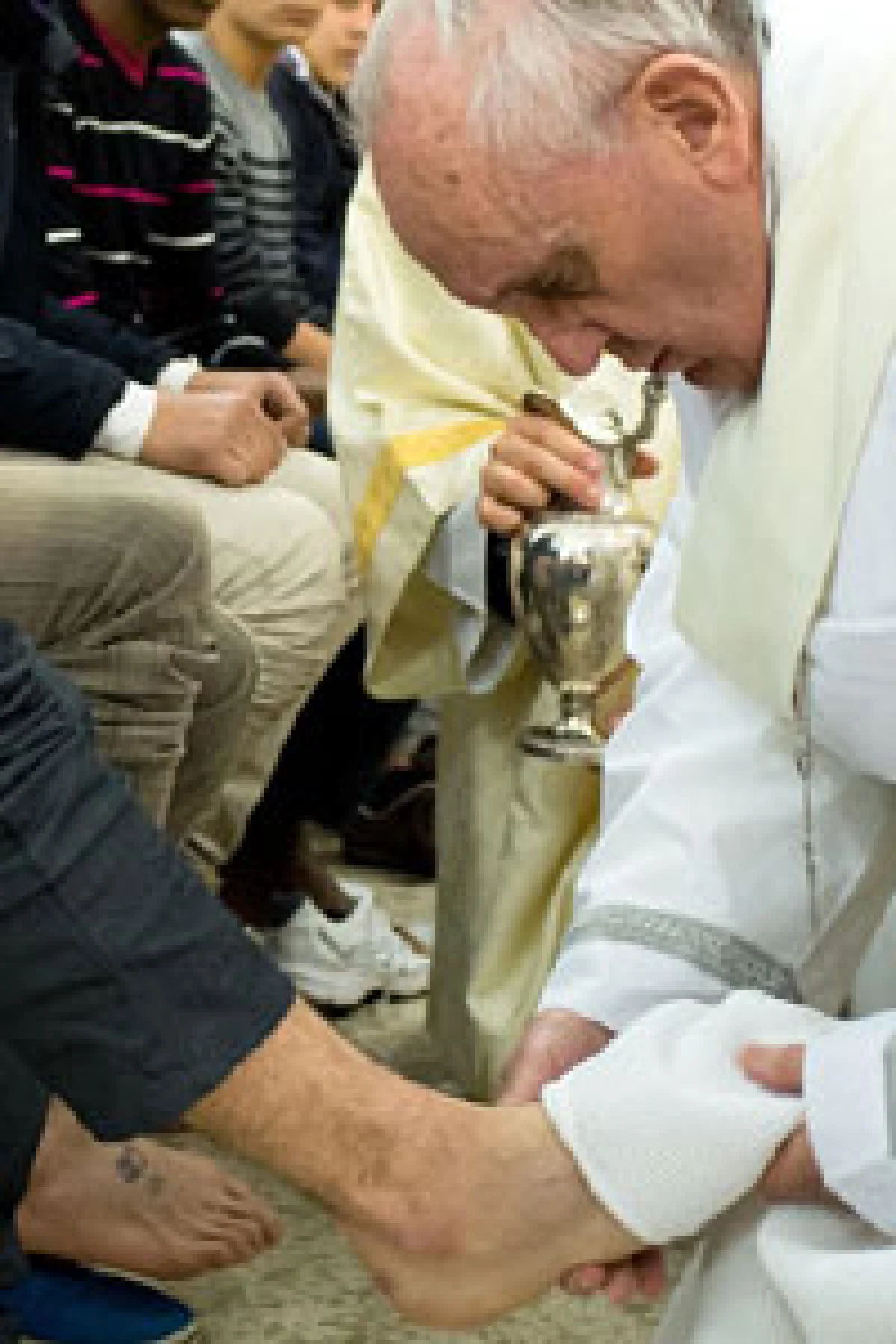 "โป๊ปฟรานซิส"ประกอบพิธีล้างเท้าผู้ต้องขัง