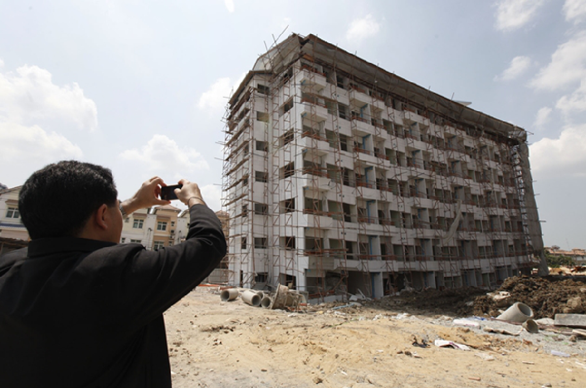 Pathum Thani's leaning tower of Lam Luk Ka