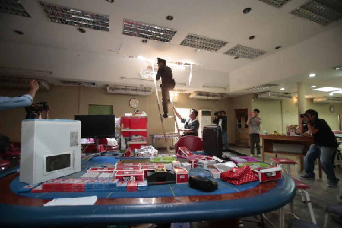 ตำรวจบุกทลายบ่อนเตาปูน-โดนนักพนันปิดล้อม