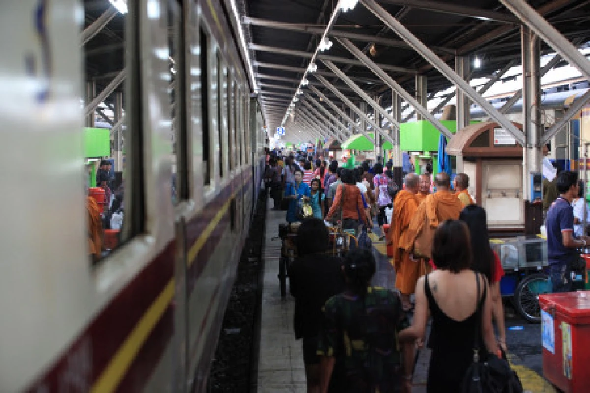 หัวลำโพง-หมอชิตคนแน่นกลับภูมิลำเนา