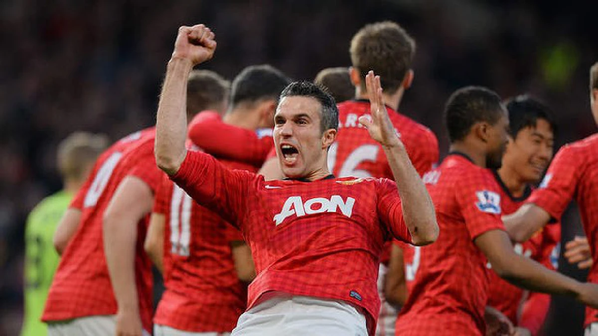 Van Persie soars, Suarez grovels