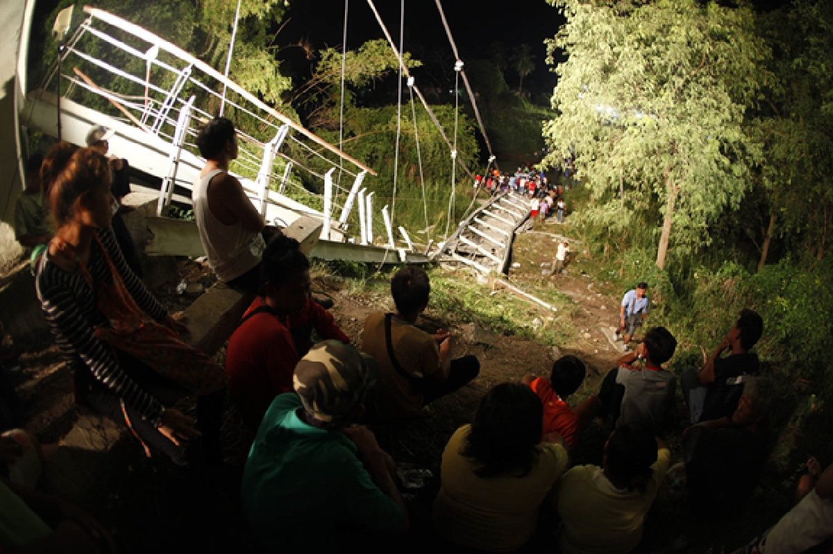 Cable bridge collapse kills 5, injures 45