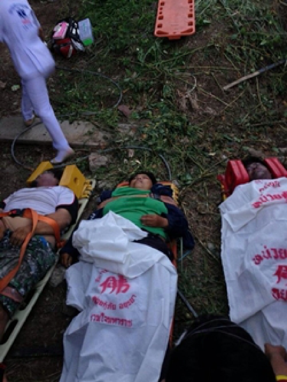 Cable bridge collapse kills 5, injures 45