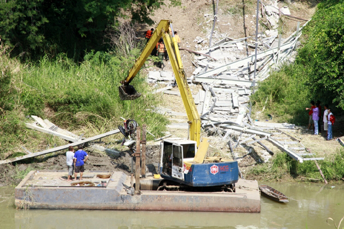 Bridge collapse investigation