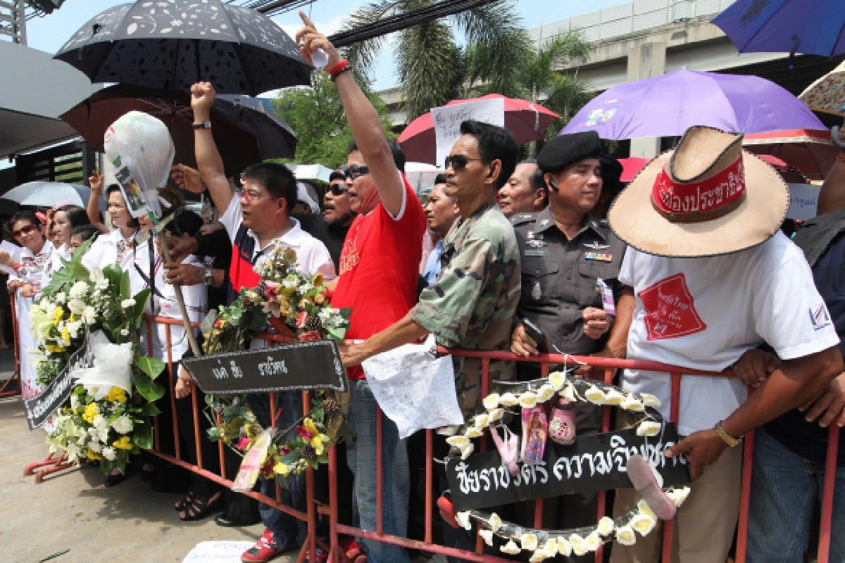 เสื้อแดงบุกไทยรัฐประท้วง"ชัย ราชวัตร"