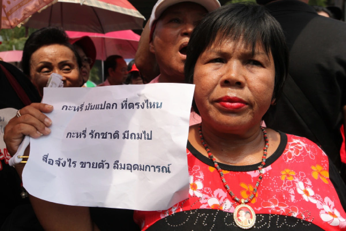 เสื้อแดงบุกไทยรัฐประท้วง"ชัย ราชวัตร"