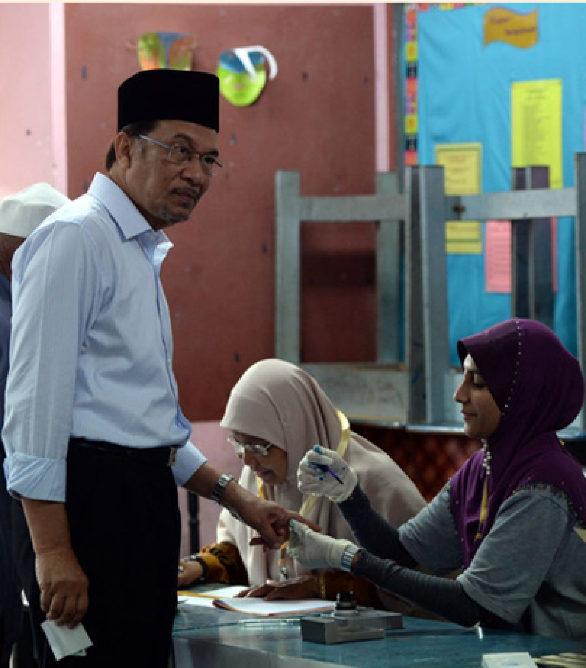 National Front wins Malaysian polls, Anwar alleges fraud