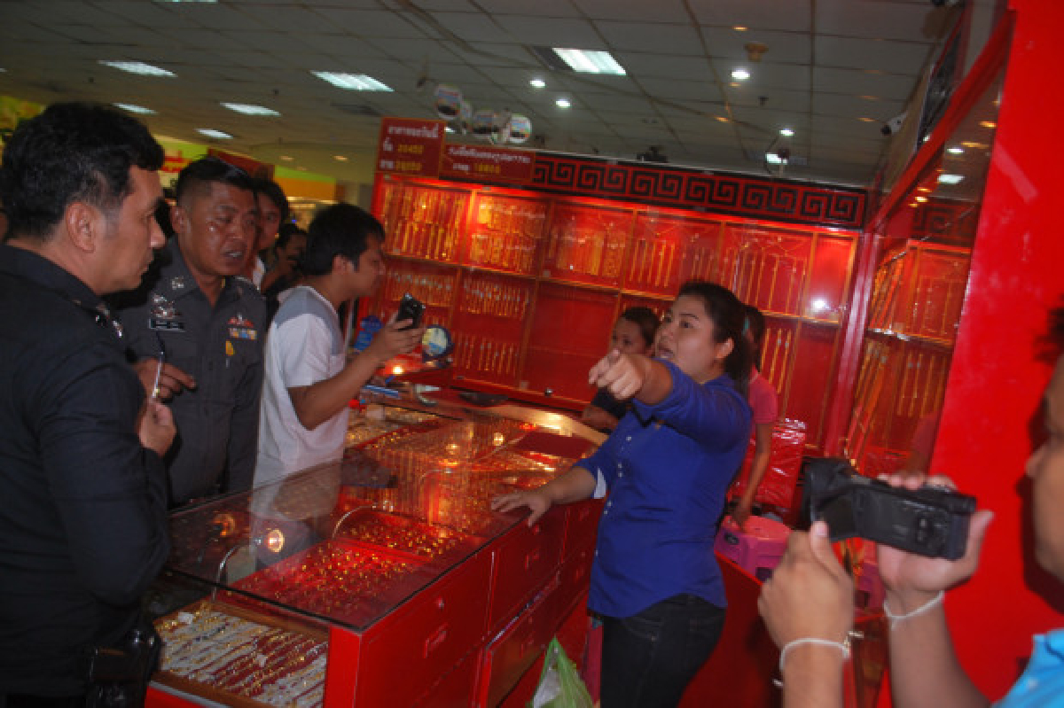 บุกเดี่ยวใช้ปืนจี้ร้านทองในห้างพิษณุโลก บุกเดี่ยวใช้ปืนจี้ร้านทองในห้างพิษณุโลก