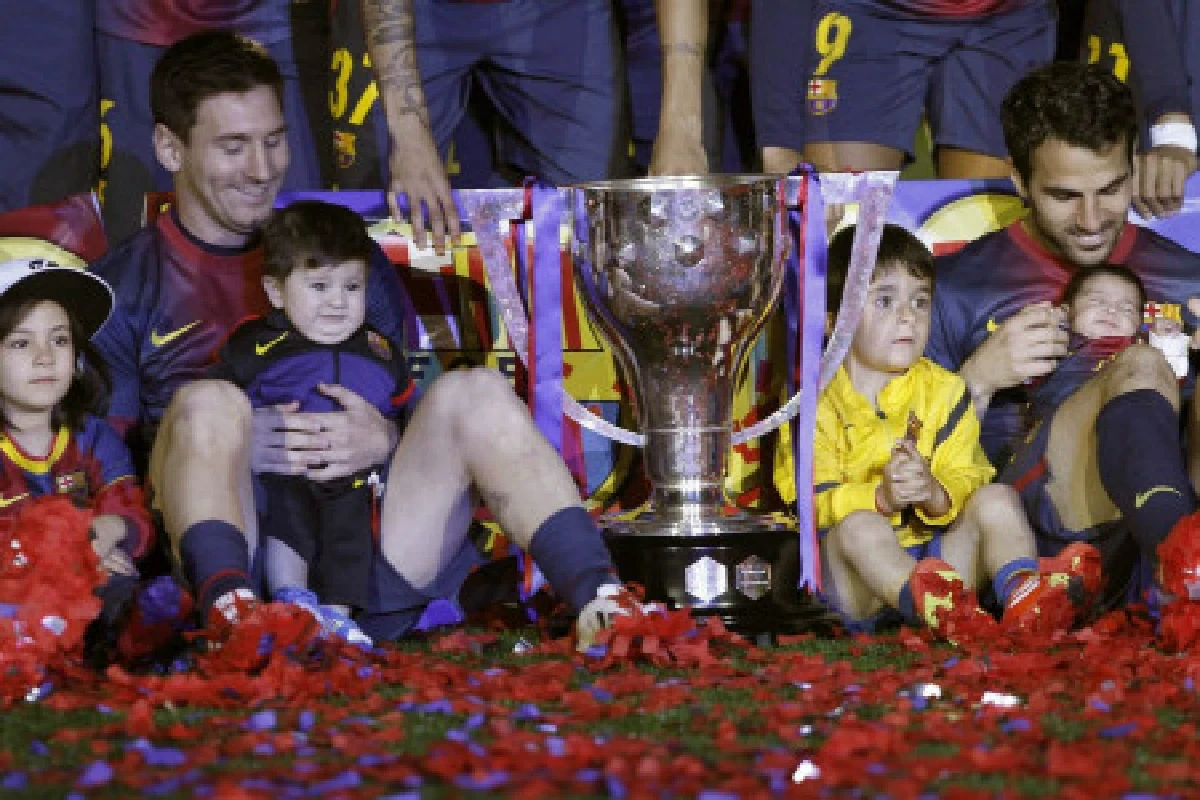 น่ารัก!เมสซีอวดลูกชายรับถ้วยแชมป์