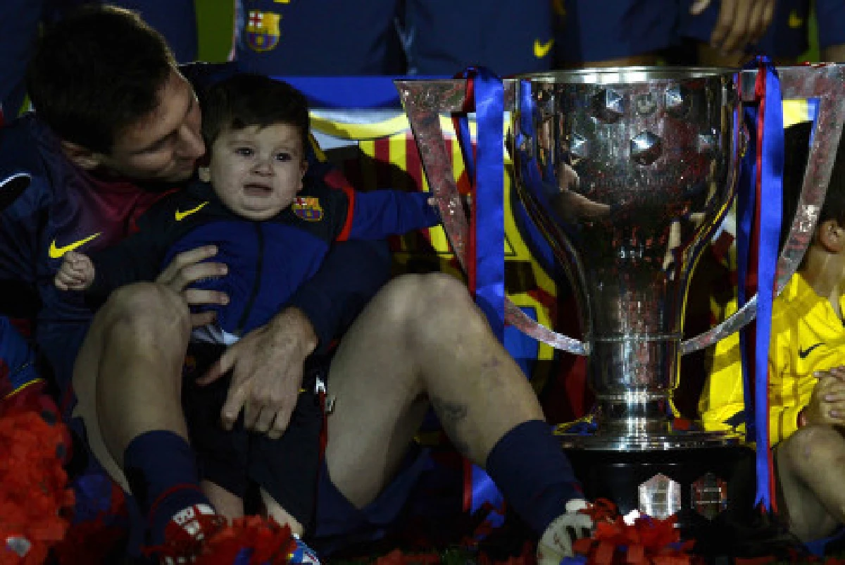 น่ารัก!เมสซีอวดลูกชายรับถ้วยแชมป์