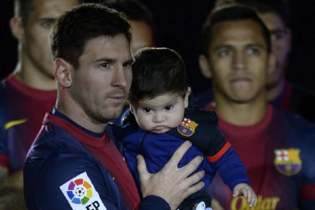 น่ารัก!เมสซีอวดลูกชายรับถ้วยแชมป์