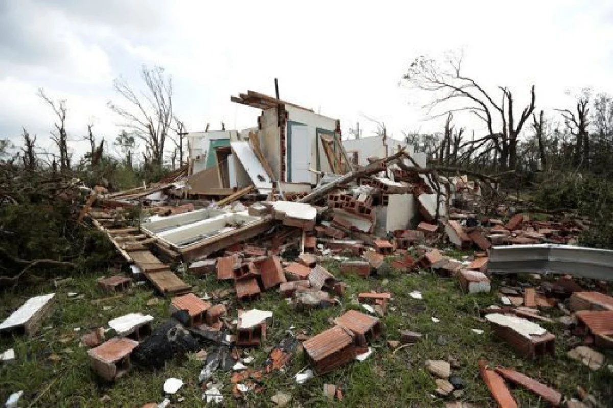 Tornado hits Oklahoma City suburb (updated)