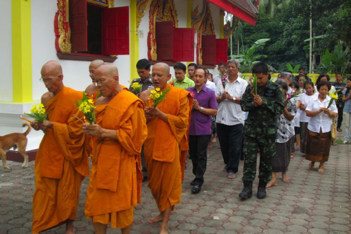 ชาวพุทธนราฯเวียนเทียนกลางวันเลี่ยงป่วนใต้ ชาวพุทธนราฯเวียนเทียนกลางวันเลี่ยงป่วนใต้