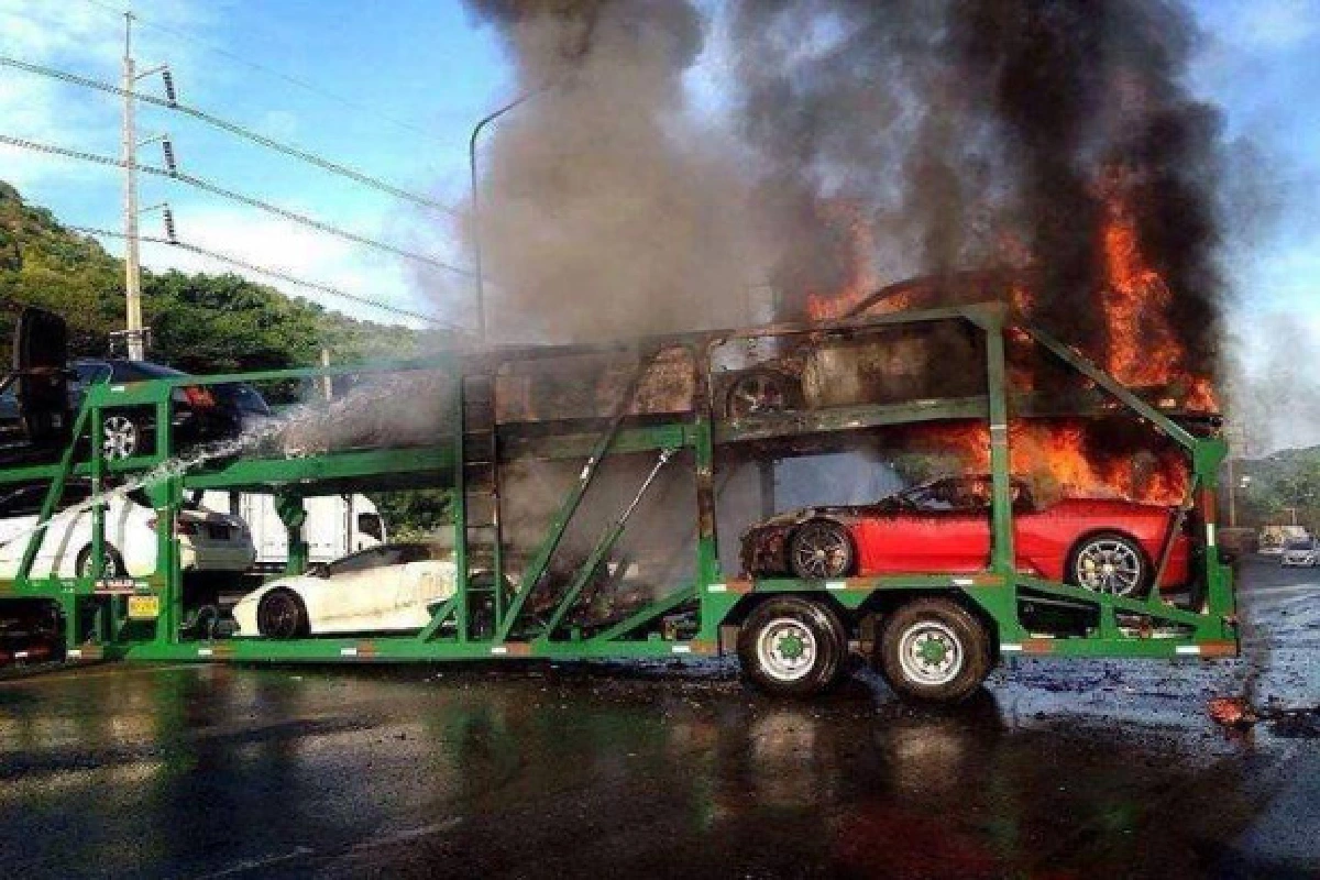 ไฟไหม้เทรลเลอร์ขนรถหรูสูญกว่า100ล้าน