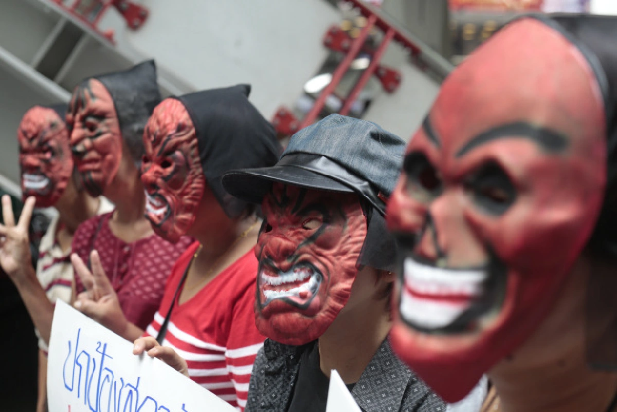 ม็อบหน้ากากขาวชุมนุมต้านระบอบทักษิณ